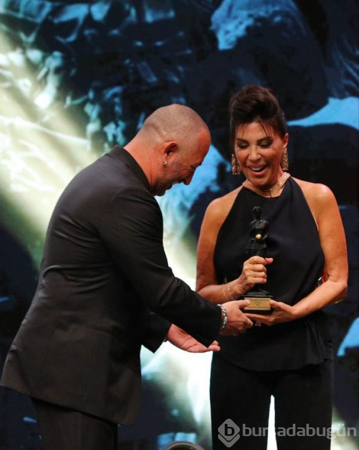 Tuba Ünsal Antalya Film Festivali'nde giydiği elbiseyle alay konusu oldu
