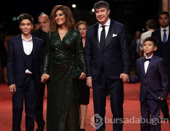 Tuba Ünsal Antalya Film Festivali'nde giydiği elbiseyle alay konusu oldu

