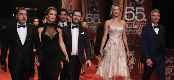 Tuba Ünsal Antalya Film Festivali'nde giydiği elbiseyle alay konusu oldu
