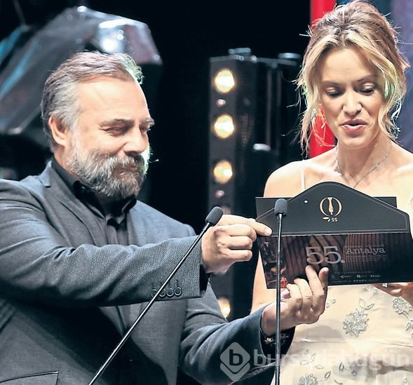 Tuba Ünsal Antalya Film Festivali'nde giydiği elbiseyle alay konusu oldu
