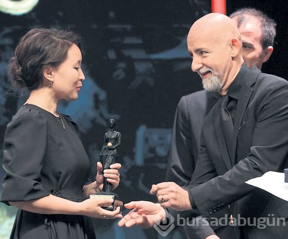 Tuba Ünsal Antalya Film Festivali'nde giydiği elbiseyle alay konusu oldu

