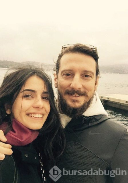 Beyza Şekerci ve Engin Hepileri bebeklerini kucağına aldı
