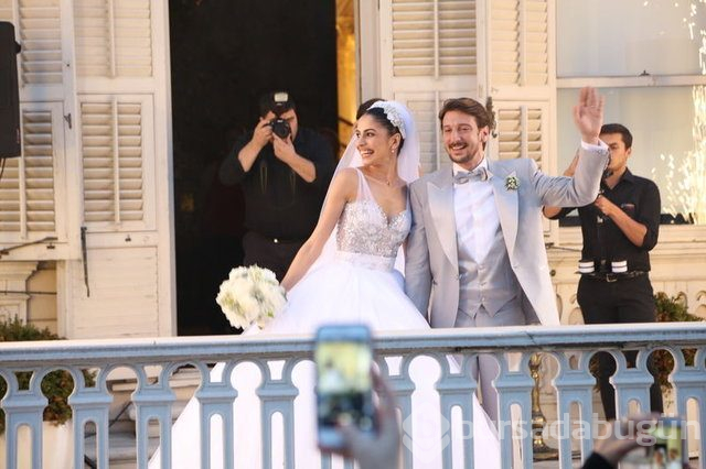 Beyza Şekerci ve Engin Hepileri bebeklerini kucağına aldı
