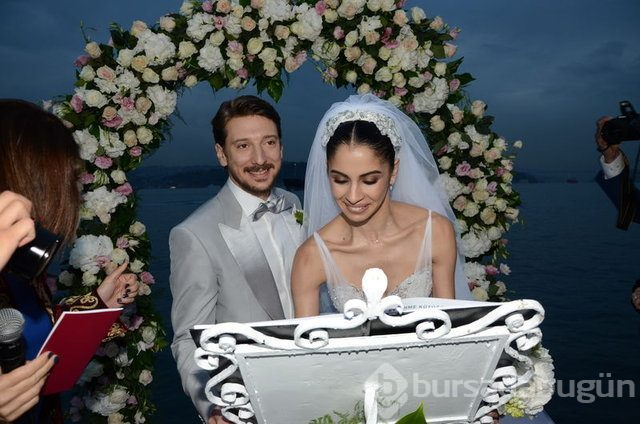 Beyza Şekerci ve Engin Hepileri bebeklerini kucağına aldı

