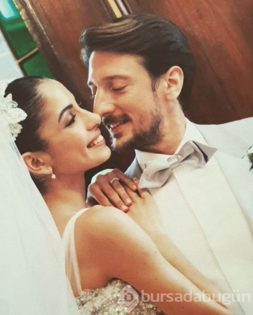 Beyza Şekerci ve Engin Hepileri bebeklerini kucağına aldı
