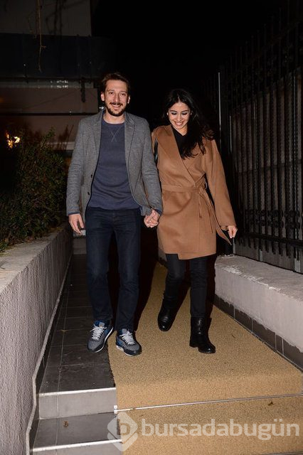 Beyza Şekerci ve Engin Hepileri bebeklerini kucağına aldı
