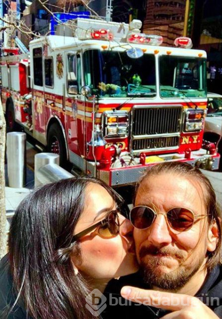 Beyza Şekerci ve Engin Hepileri bebeklerini kucağına aldı
