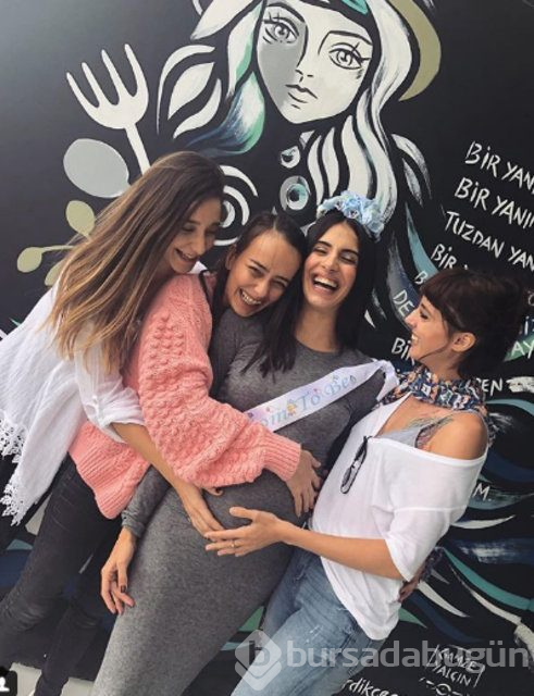 Beyza Şekerci ve Engin Hepileri bebeklerini kucağına aldı

