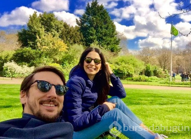 Beyza Şekerci ve Engin Hepileri bebeklerini kucağına aldı
