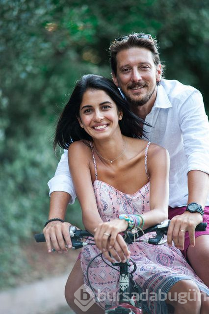 Beyza Şekerci ve Engin Hepileri bebeklerini kucağına aldı
