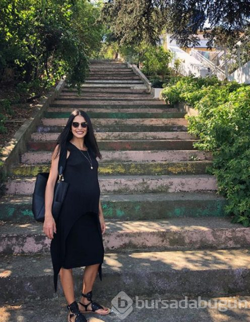 Beyza Şekerci ve Engin Hepileri bebeklerini kucağına aldı

