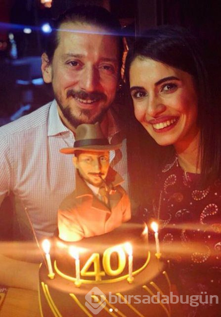 Beyza Şekerci ve Engin Hepileri bebeklerini kucağına aldı
