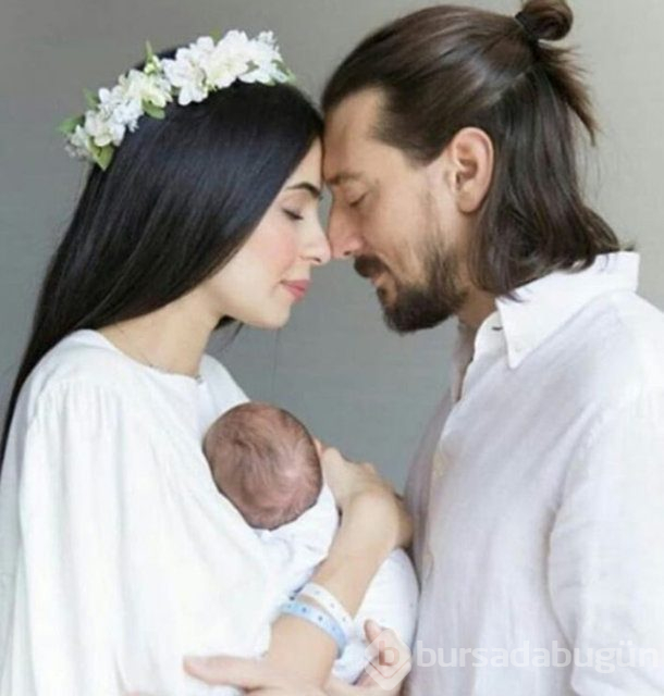 Beyza Şekerci ve Engin Hepileri bebeklerini kucağına aldı

