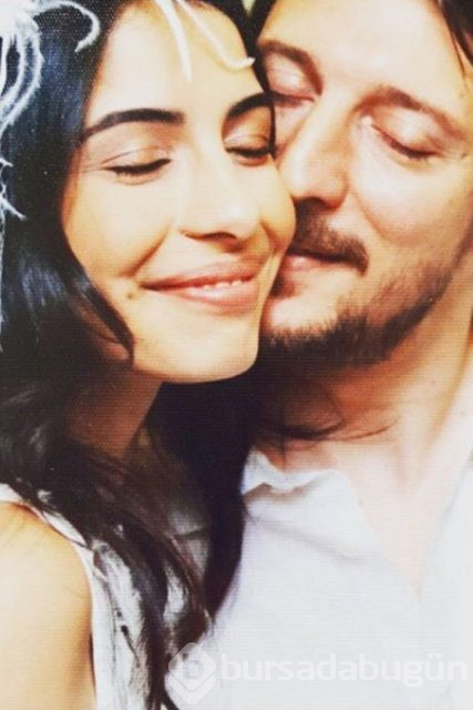 Beyza Şekerci ve Engin Hepileri bebeklerini kucağına aldı
