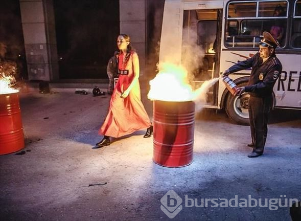 Rusya'da köprüaltı defilesinde polis şoku
