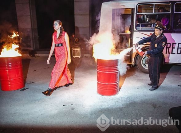 Rusya'da köprüaltı defilesinde polis şoku
