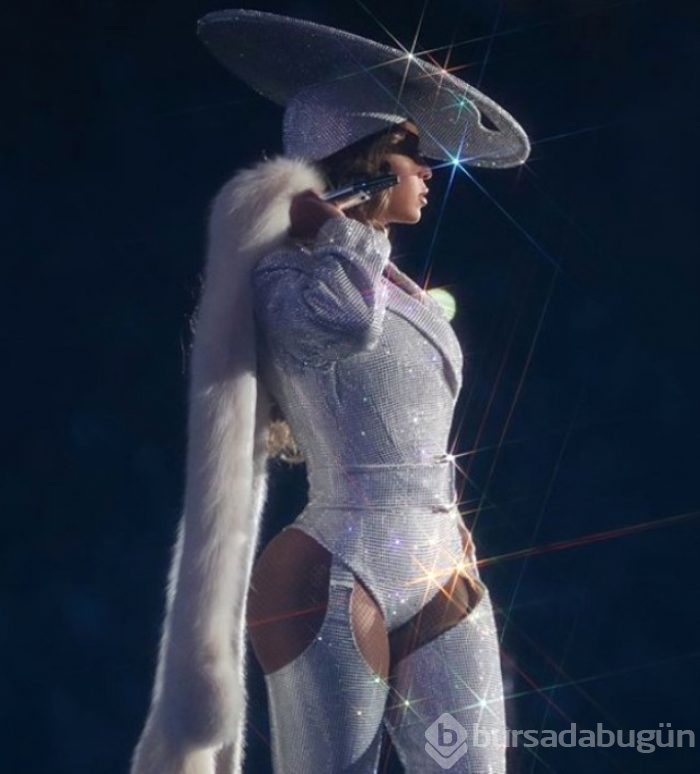 Yıldız şarkıcı Beyonce verdiği konserde kıyafetleri ve danslarıyla büyüledi.
