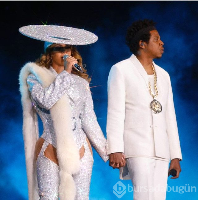 Yıldız şarkıcı Beyonce verdiği konserde kıyafetleri ve danslarıyla büyüledi.
