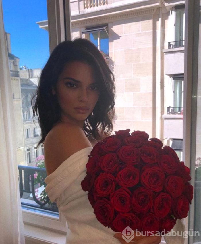 Süper model Kendall Jenner'ı görenler "Mini etekli prenses" demekten kendini alamadı
