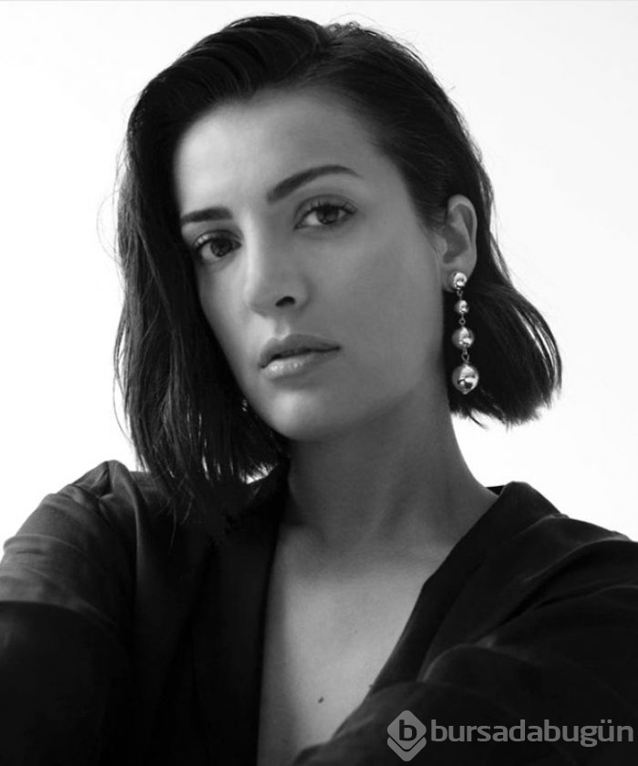 Güzel oyuncu İrem Sak paylaşımlarıyla yine takipçilerini büyülemeyi başardı. 