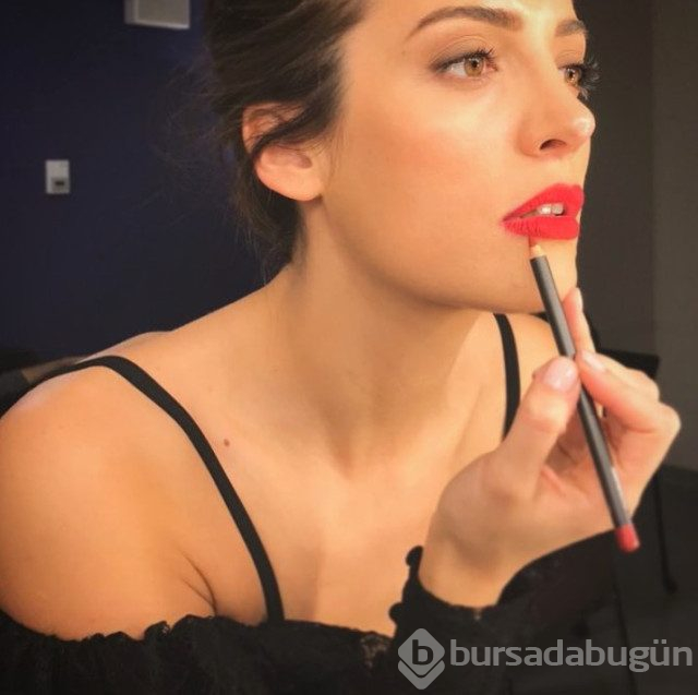 Güzel oyuncu İrem Sak paylaşımlarıyla yine takipçilerini büyülemeyi başardı. 