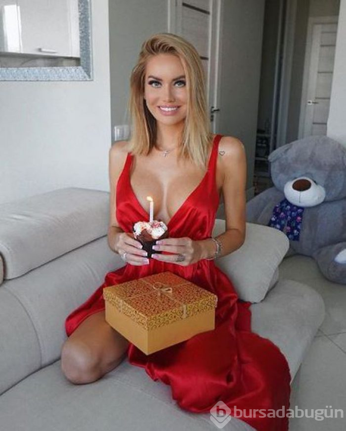 Rus model Play Station oynamayı seviyor
