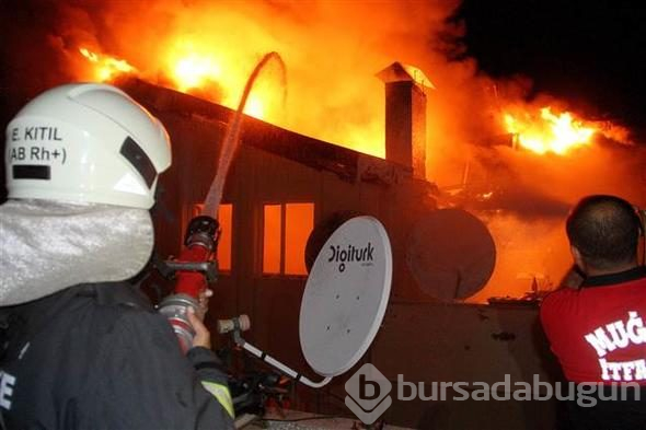 Evinin yanışını gözyaşları içinde izledi
