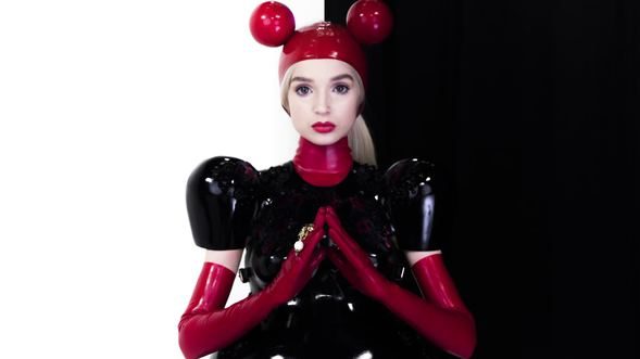 Şarkıcı Poppy'nin maskesi olay oldu!
