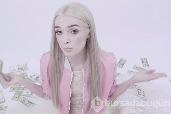 Şarkıcı Poppy'nin maskesi olay oldu!
