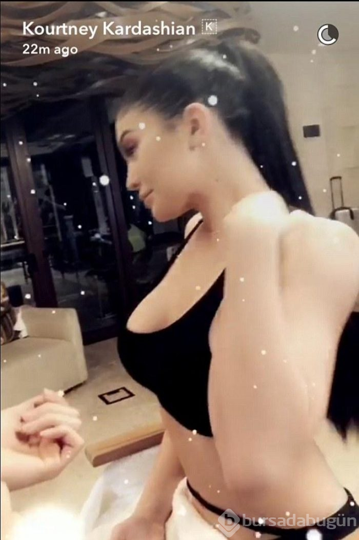 Her fotoğrafta aynı şeyi yapıyor