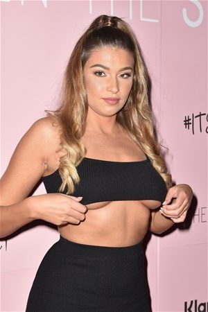 Bluzuyla şov yaptı
