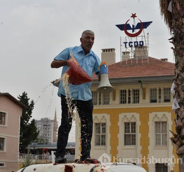 Dolandırıldığı söyleyip, sattığı ürünleri etrafa saçtı
