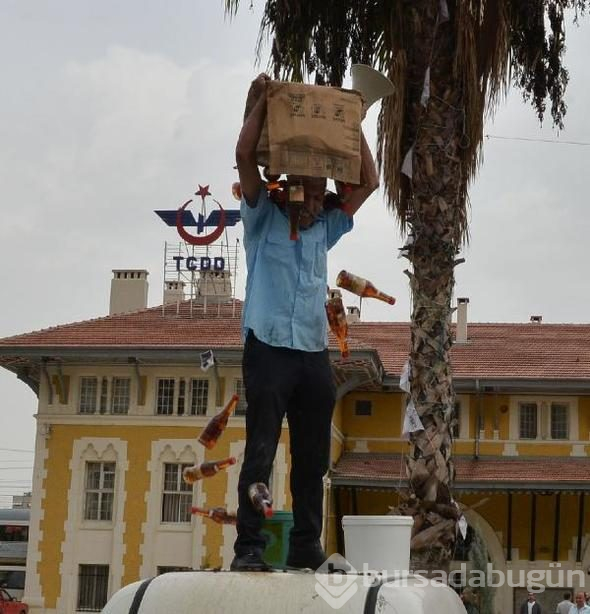 Dolandırıldığı söyleyip, sattığı ürünleri etrafa saçtı
