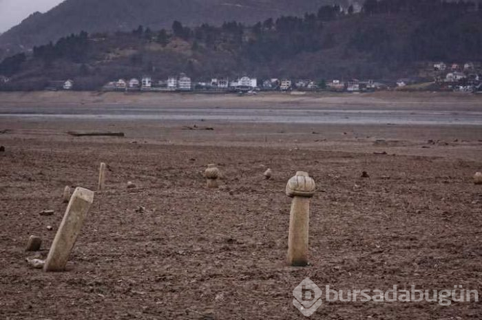 Sular çekilince tarihi mezarlar ortaya çıktı