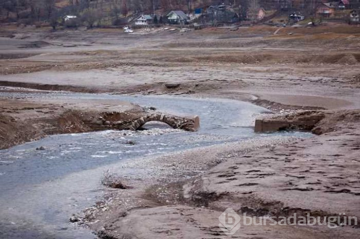 Sular çekilince tarihi mezarlar ortaya çıktı