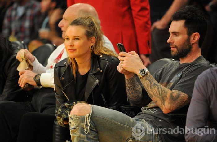 Behati Prinsloo, Victoria's Secret podyumuna geri dönüyor
