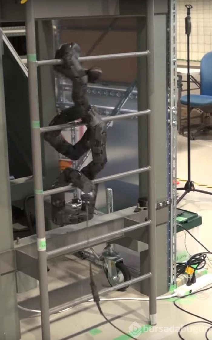 Katil robotlardan merdivenden tırmansanız da kaçamayacaksınız!
