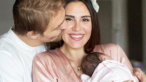 Şükran Ovalı'dan aşk pozu
