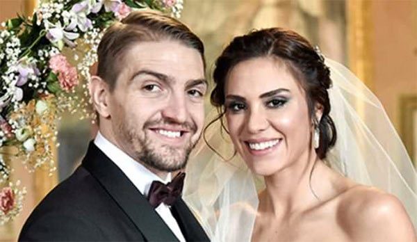 Şükran Ovalı'dan aşk pozu
