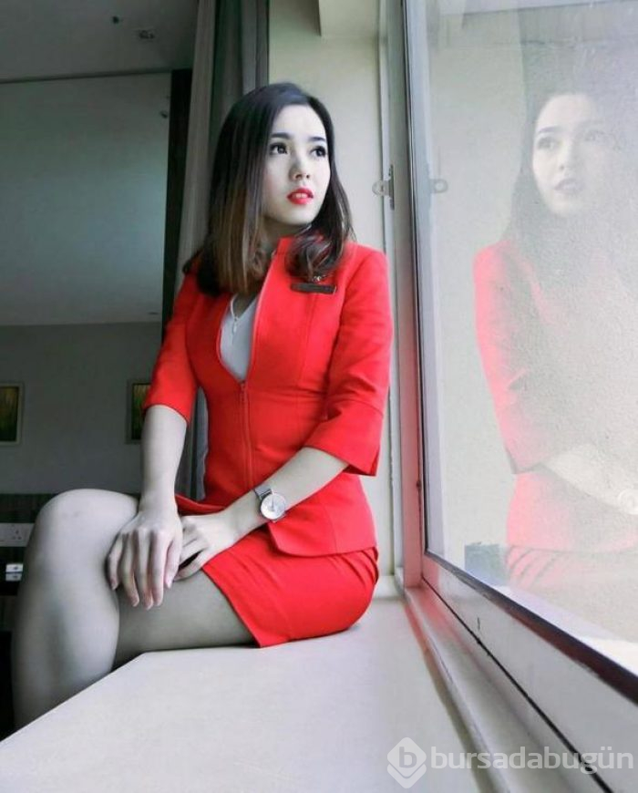 Gizlice fotoğraflarını çektiler ve... Dünya bu hostesi konuşuyor!