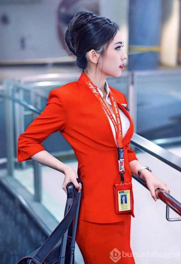 Gizlice fotoğraflarını çektiler ve... Dünya bu hostesi konuşuyor!