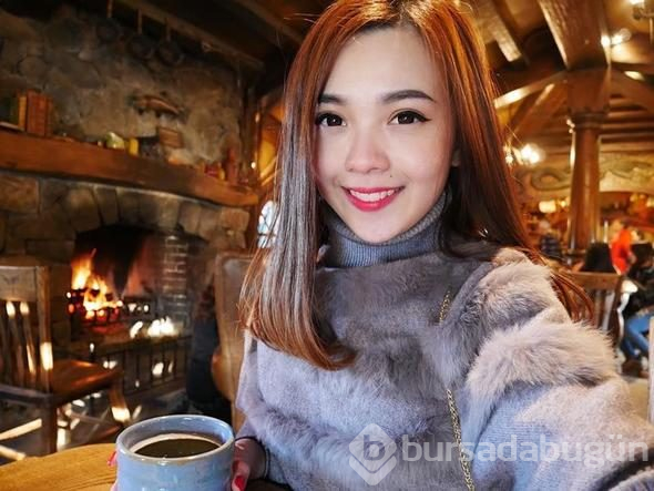 Gizlice fotoğraflarını çektiler ve... Dünya bu hostesi konuşuyor!