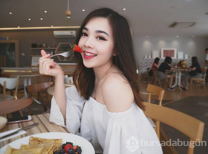Gizlice fotoğraflarını çektiler ve... Dünya bu hostesi konuşuyor!