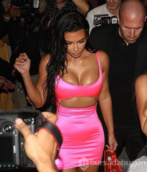 Kim Kardashian bu kez dergi için soyundu
