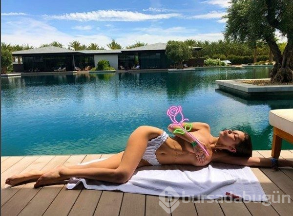 Pembe bikinisiyle nefes kesti
