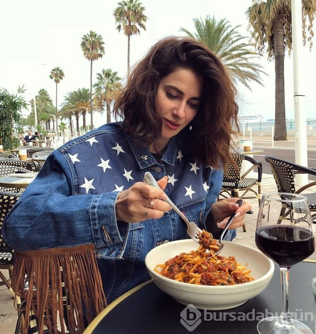 Nesrin Cavadzade Cannes'da stiliyle dikkatleri üzerine çekti
