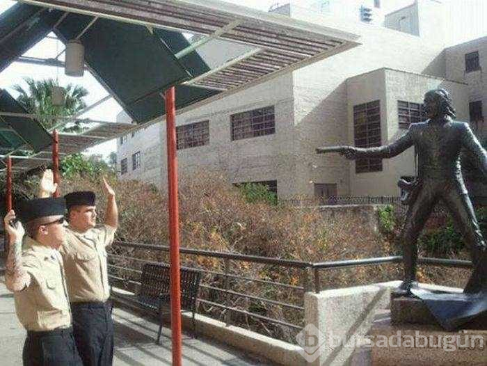 Heykellerle eğlenen insanlar
