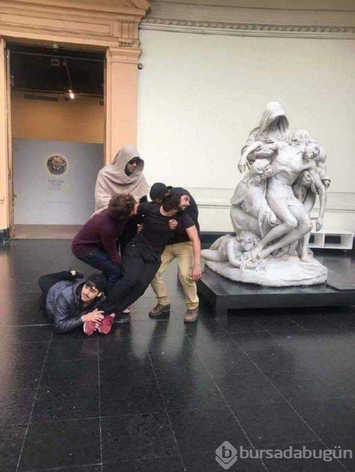 Heykellerle eğlenen insanlar
