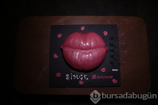 Simge Sağın 'Öptü'
