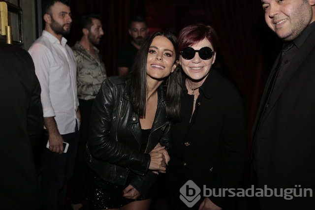 Simge Sağın 'Öptü'
